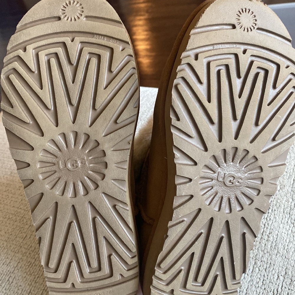 UGGS - Picture 4 of 5